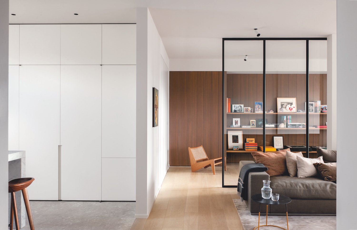 Salon y zona de trabajo con separación de cristal