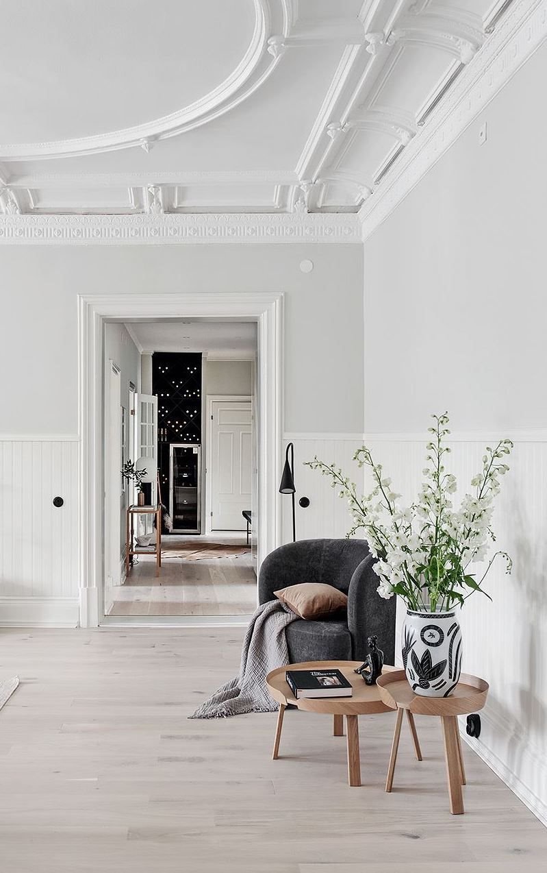 Techo con molduras y parquet de madera