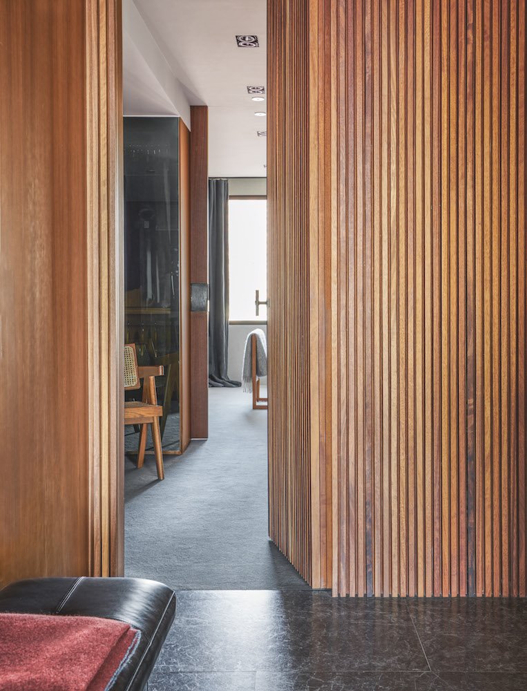 Vestidor con paredes de madera panelada