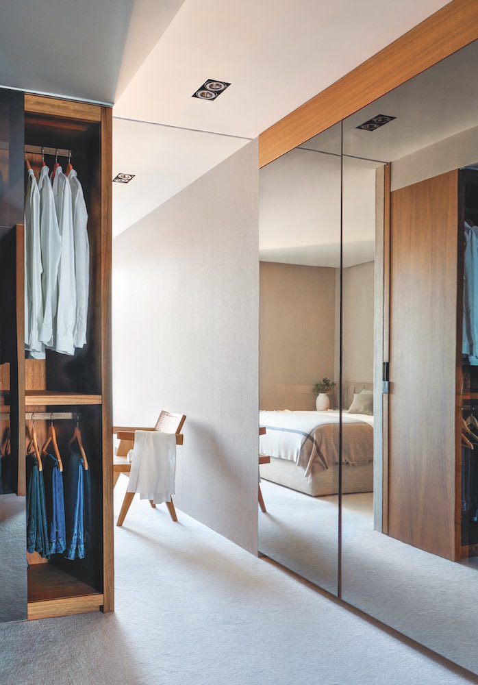 Vestidor con suelo de moqueta