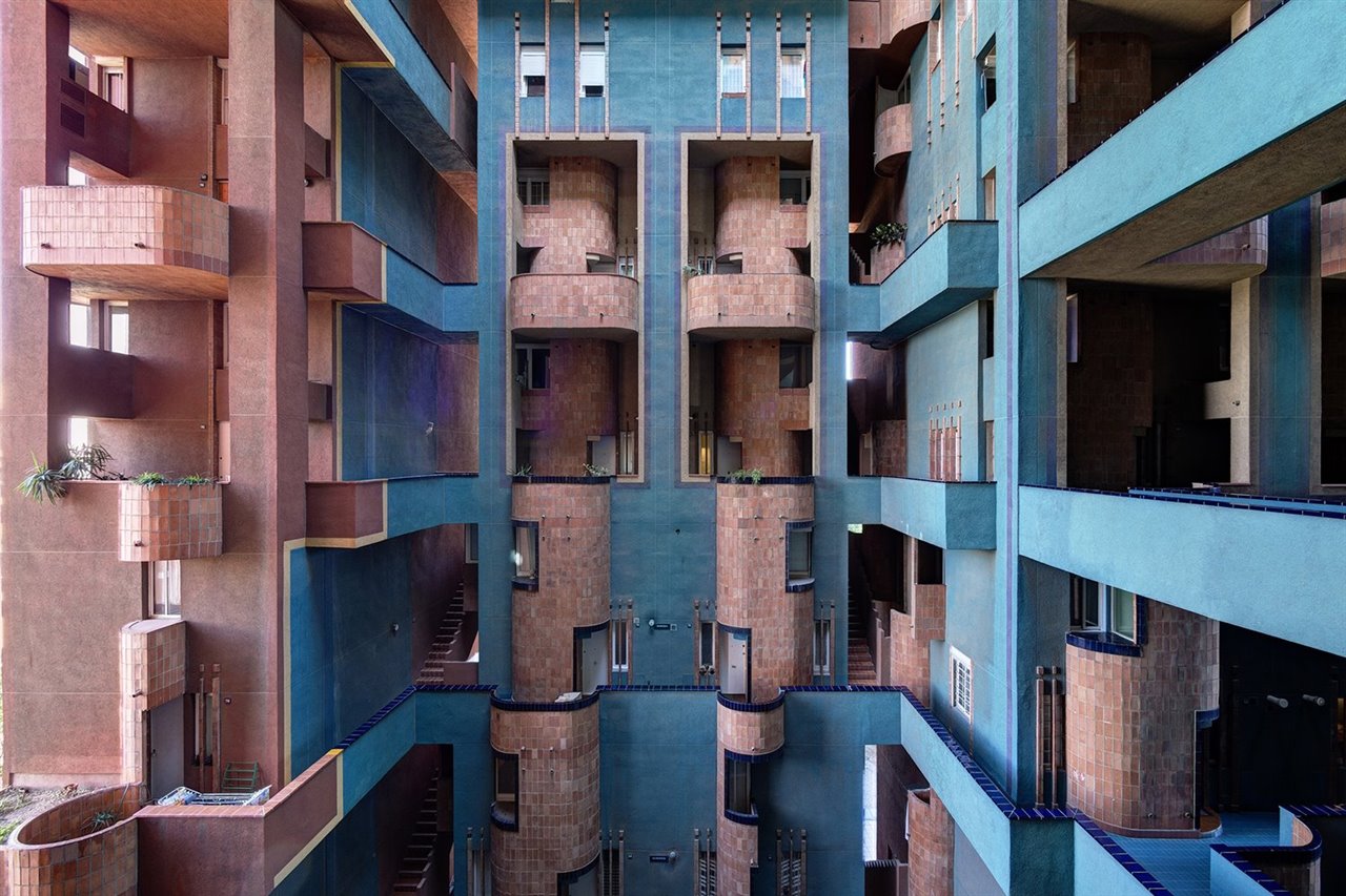 Para los patios se reservó un tratamiento del color dinámico, en intensos tonos azul y amarillo.