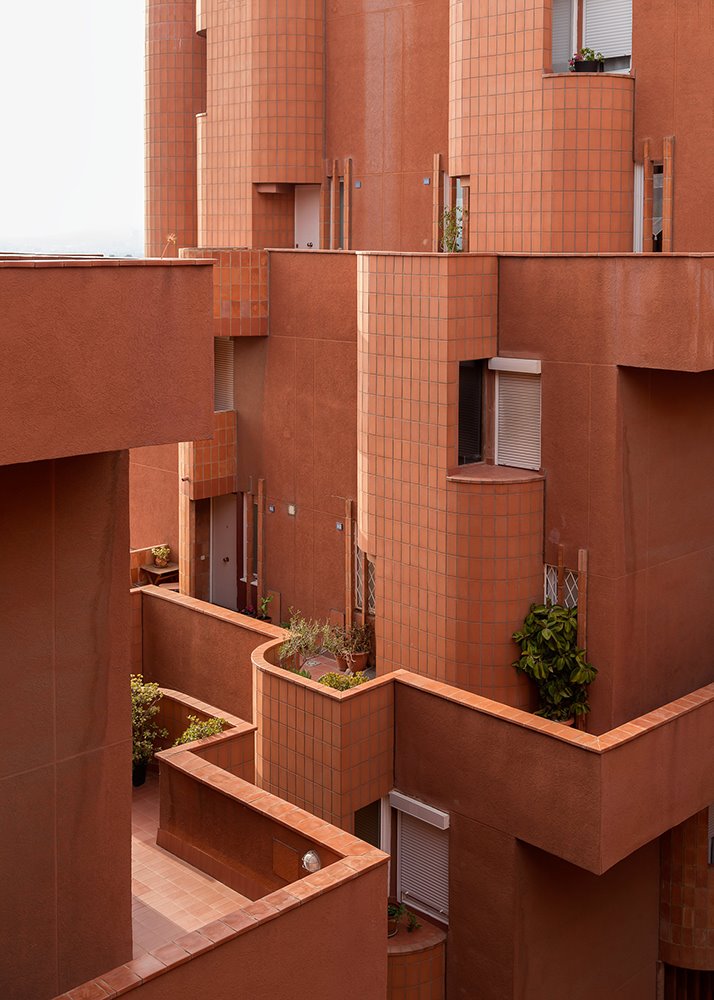 Un complejo sistema de puentes y balcones en diferentes niveles facilita el acceso a las plantas, ofreciendo una fantástica variedad de paisajes.