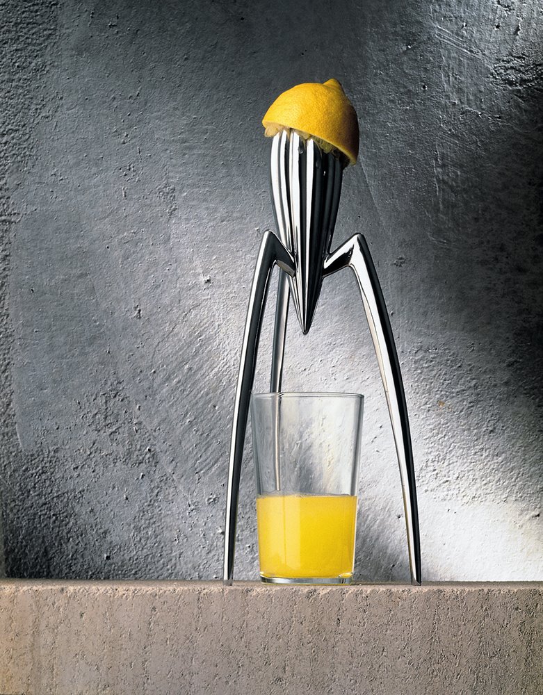 Creado en 1990 para Alessi, el exprimidor Juicy Salif es, junto con la silla Louis Ghost, quizás el diseño más emblemático del creador francés.