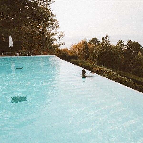 La comodidad de limpiar la piscina desde una tumbona