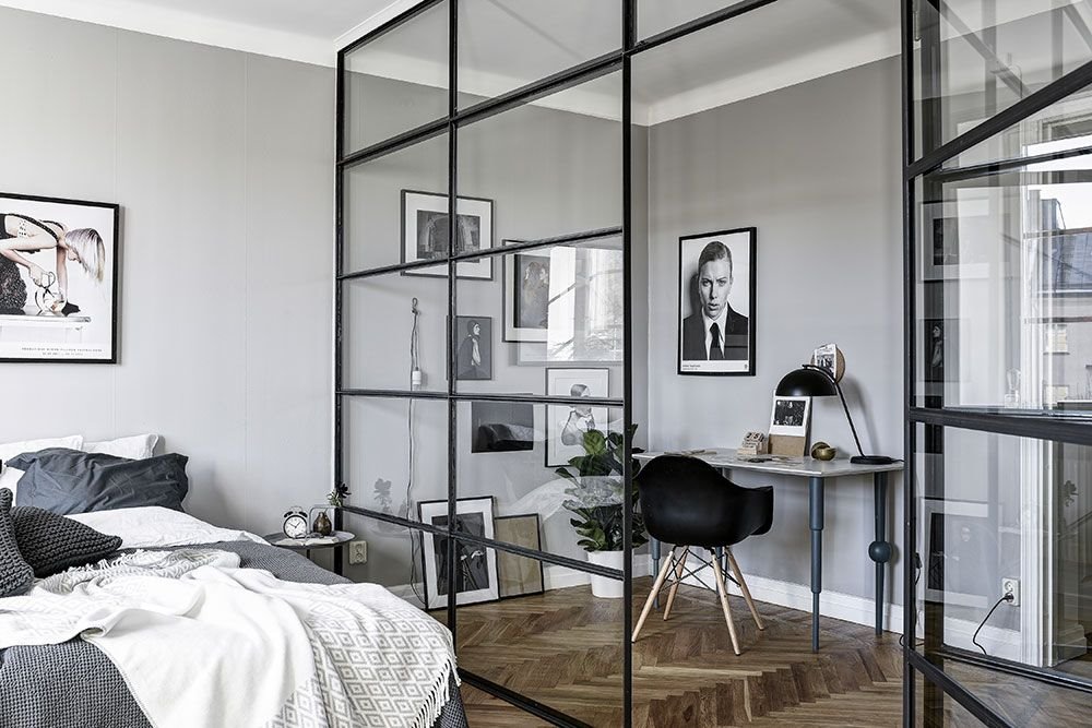 Dormitorio y zona de trabajo separadas por una pared de cristal