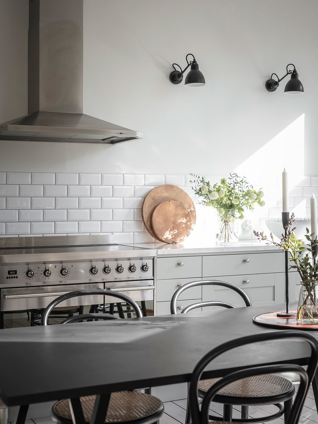 Cocina con campana estractora y muebles de color gris