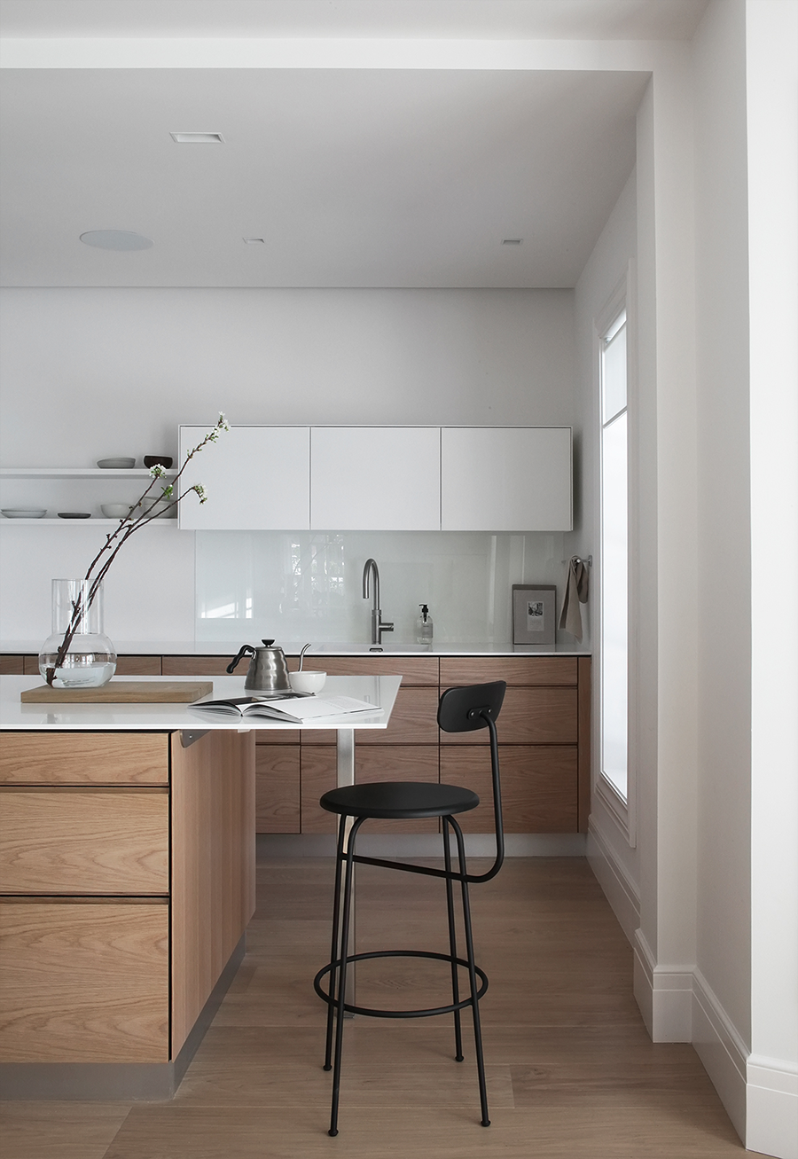 cocina con muebles de color blanco y madera