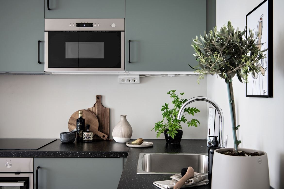 Cocina con muebles de color verde