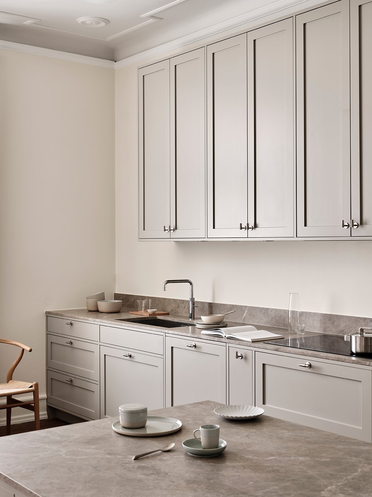 Cocina con muebles frontales de color beige
