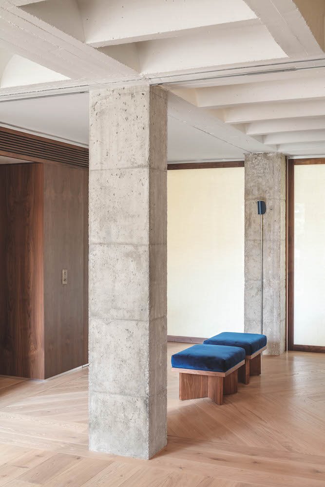 Entrada de una casa con bancos de terciopelo