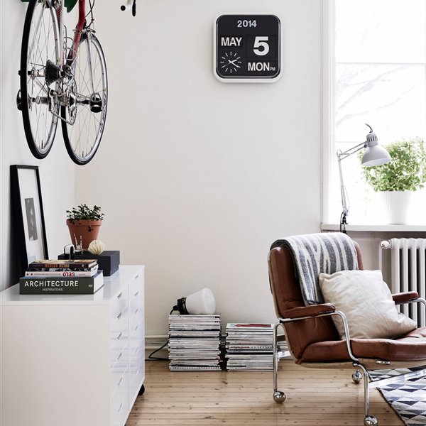 Salon con bicicleta en la pared