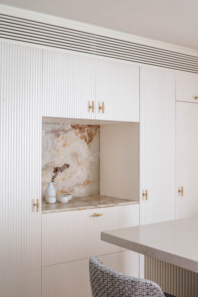 Salon con estantes de marmol