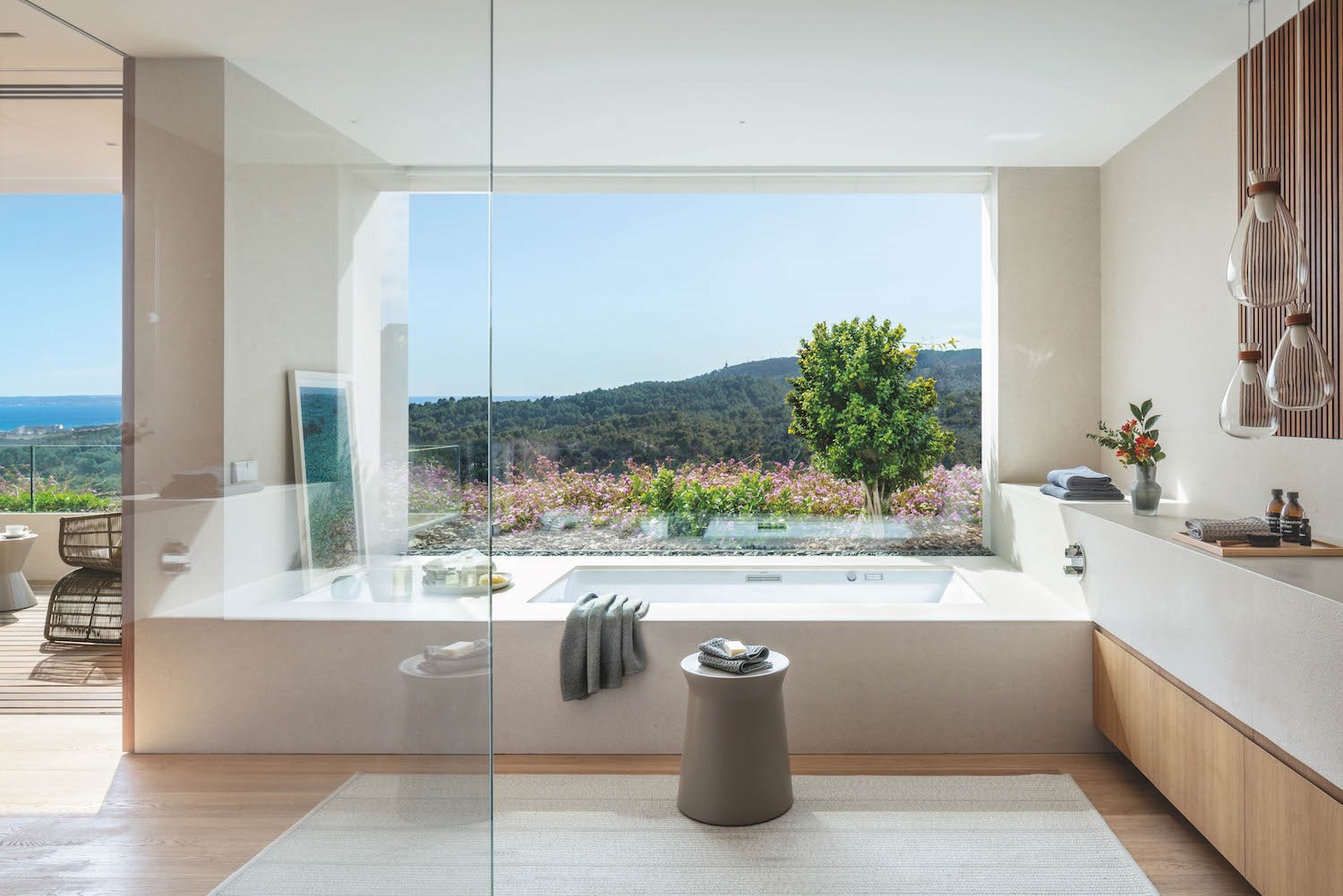 Bañera con vistas a la playa de Mallorca