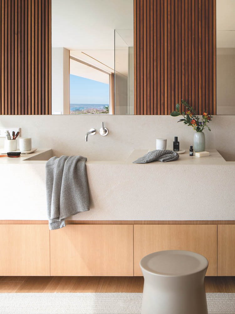 Baño con espejo y frontales de madera