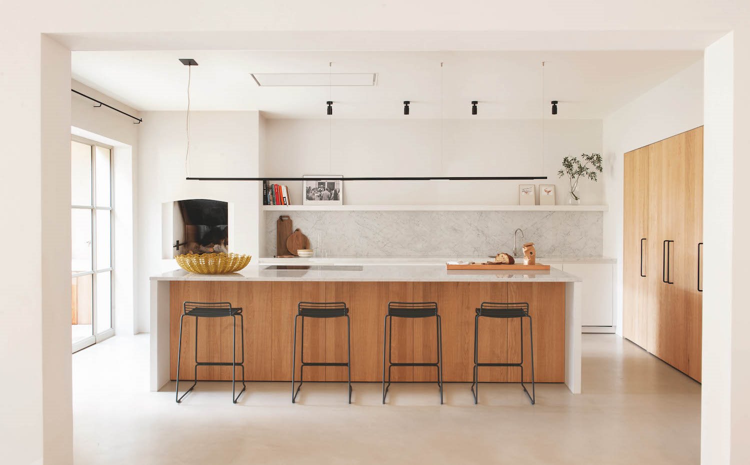 Cocina con acabados de piedra isla de madera