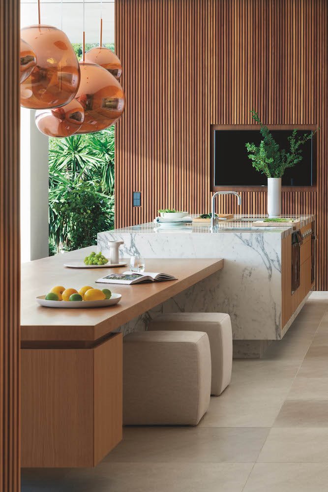 Cocina con lamparas de cobre suspendidas del techo