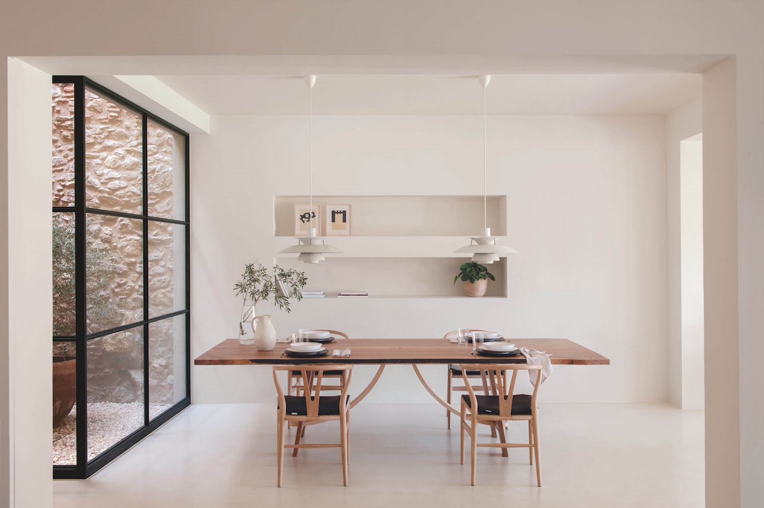 Comedor con estanterias integradas en la pared