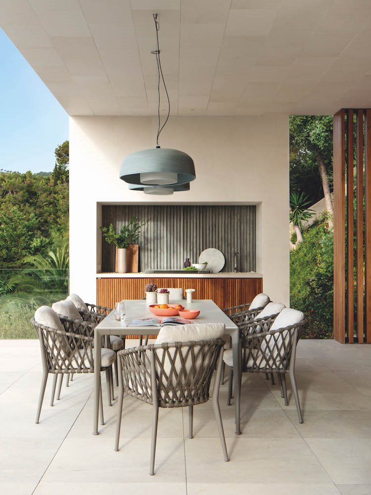 Comedor exterior con lampara suspendida de techo