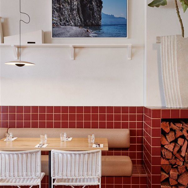 Baldosas rojas y arpillera en el restaurante Dough Pizza de Perth, Australia