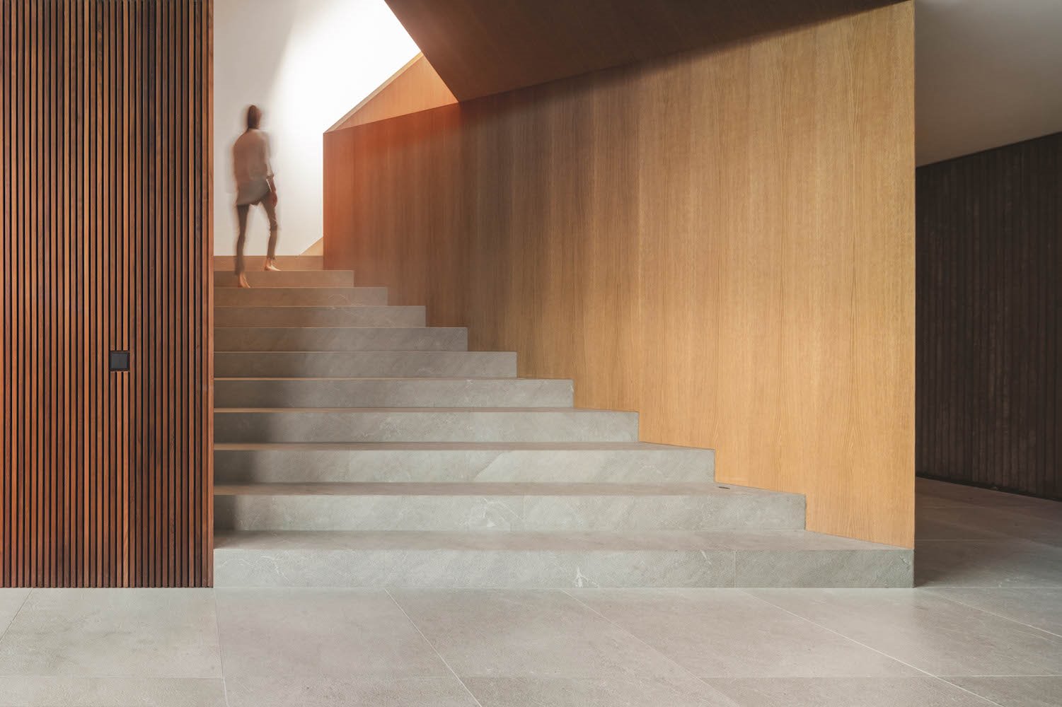 Escaleras de hormigon con paredes paneladas de madera