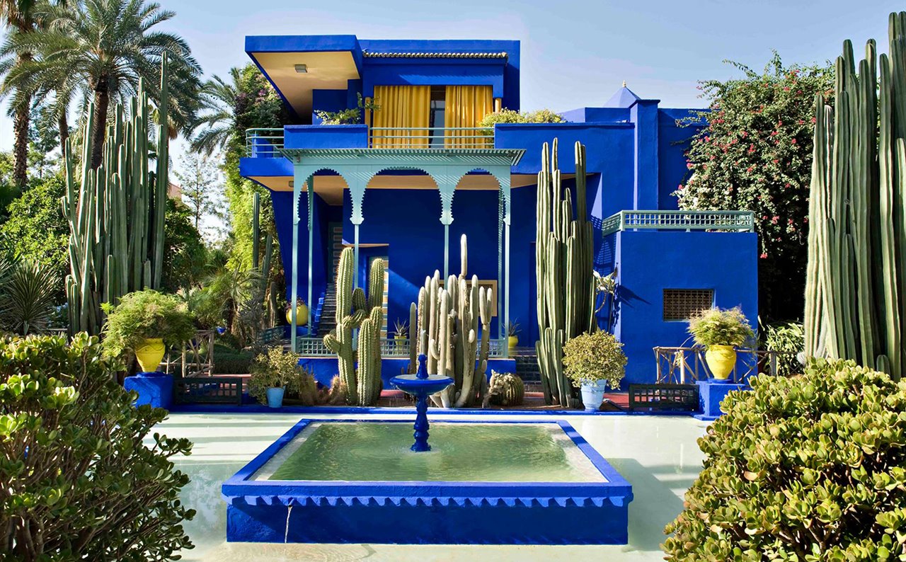 Jacques Majorelle pintó el chalet y otros elementos arquitectónicos del jardín con su famoso azul Majorelle creado por el mismo en 1937.