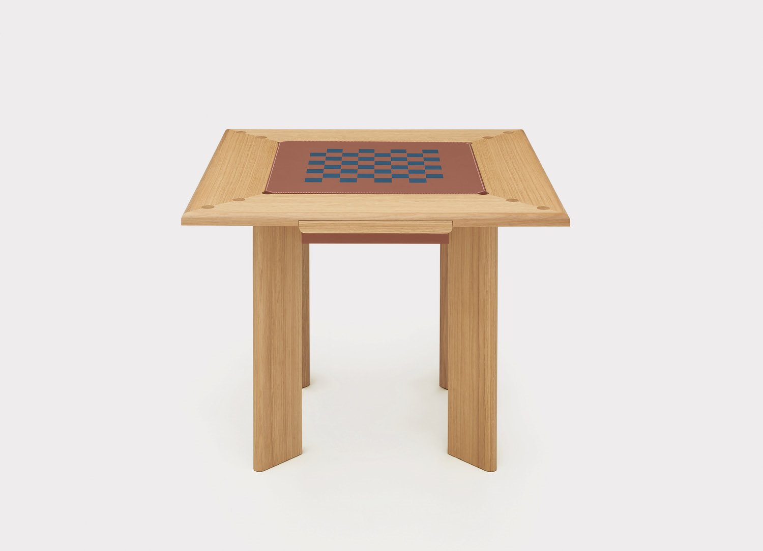 Mesa de madera con tablero de ajedrez