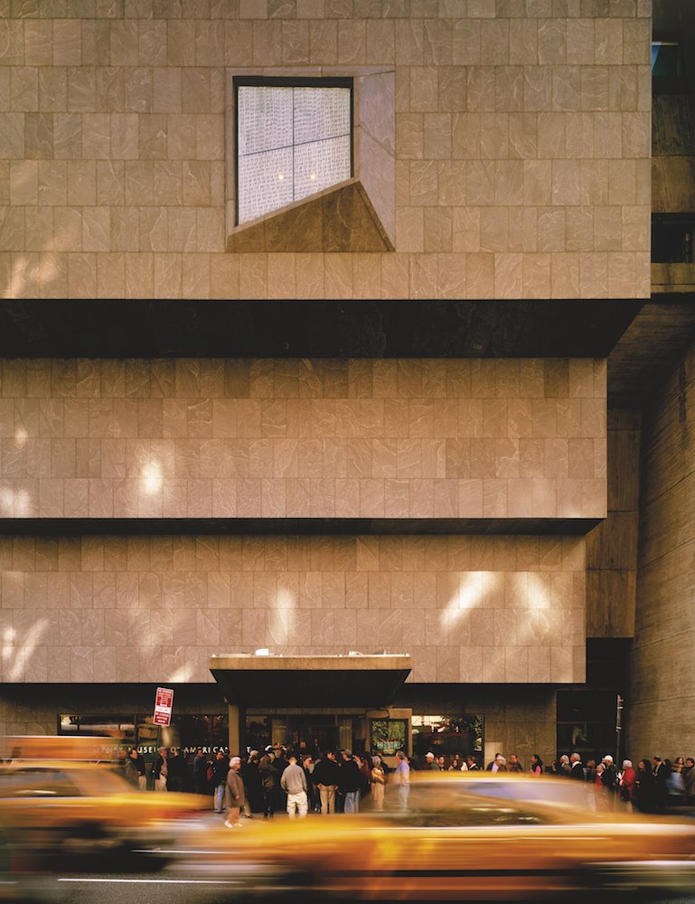 MET Nueva York edificio de Marcel Breuer fachada con taxis