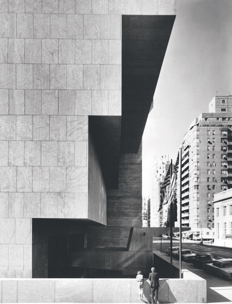 MET Nueva York edificio de Marcel Breuer fachada lateral