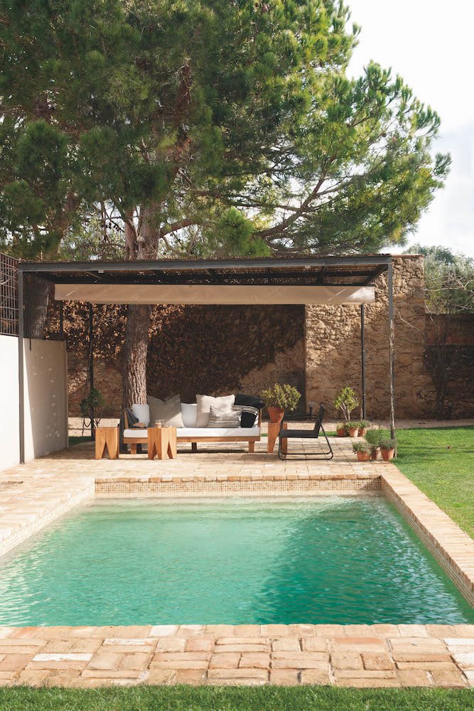 Piscina con una pergola