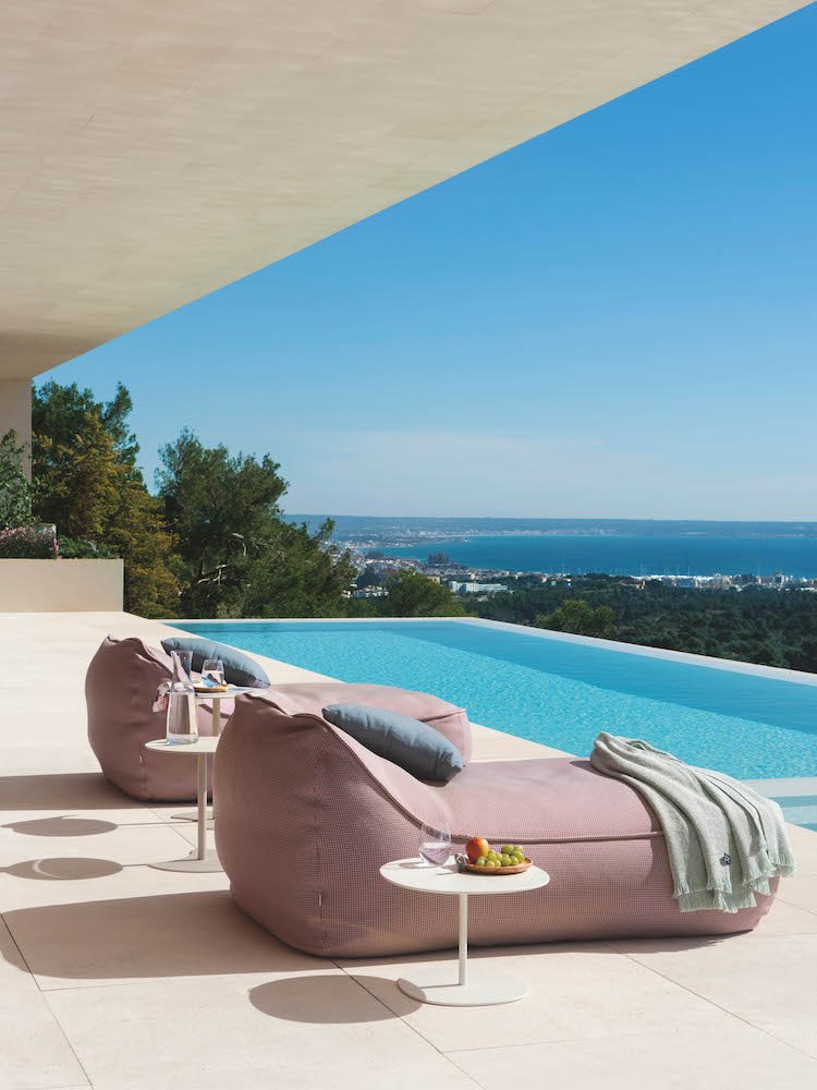 Sofas de exterior junto a una piscina