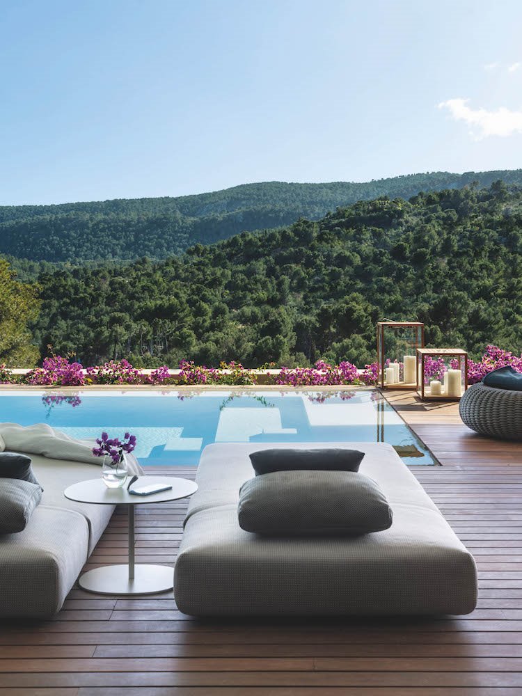 Terraza con piscina y muebles de color negro