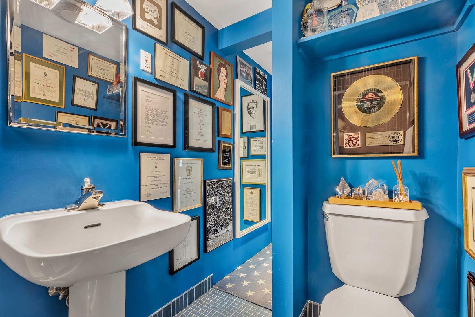 Baño de color azul del loft de Susan Sarandon en Nueva York