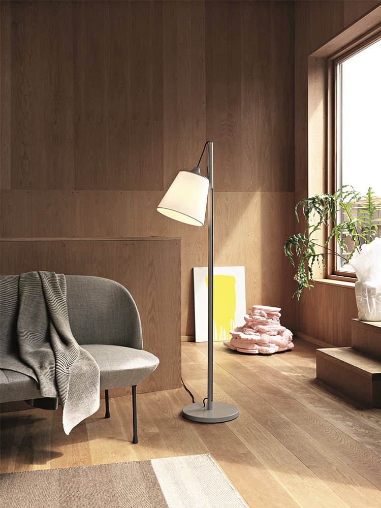 Basta con instalar algunas lámparas de pie con luz regulable de forma estratégica en las habitaciones con actividades compartidas para adaptar su uso.