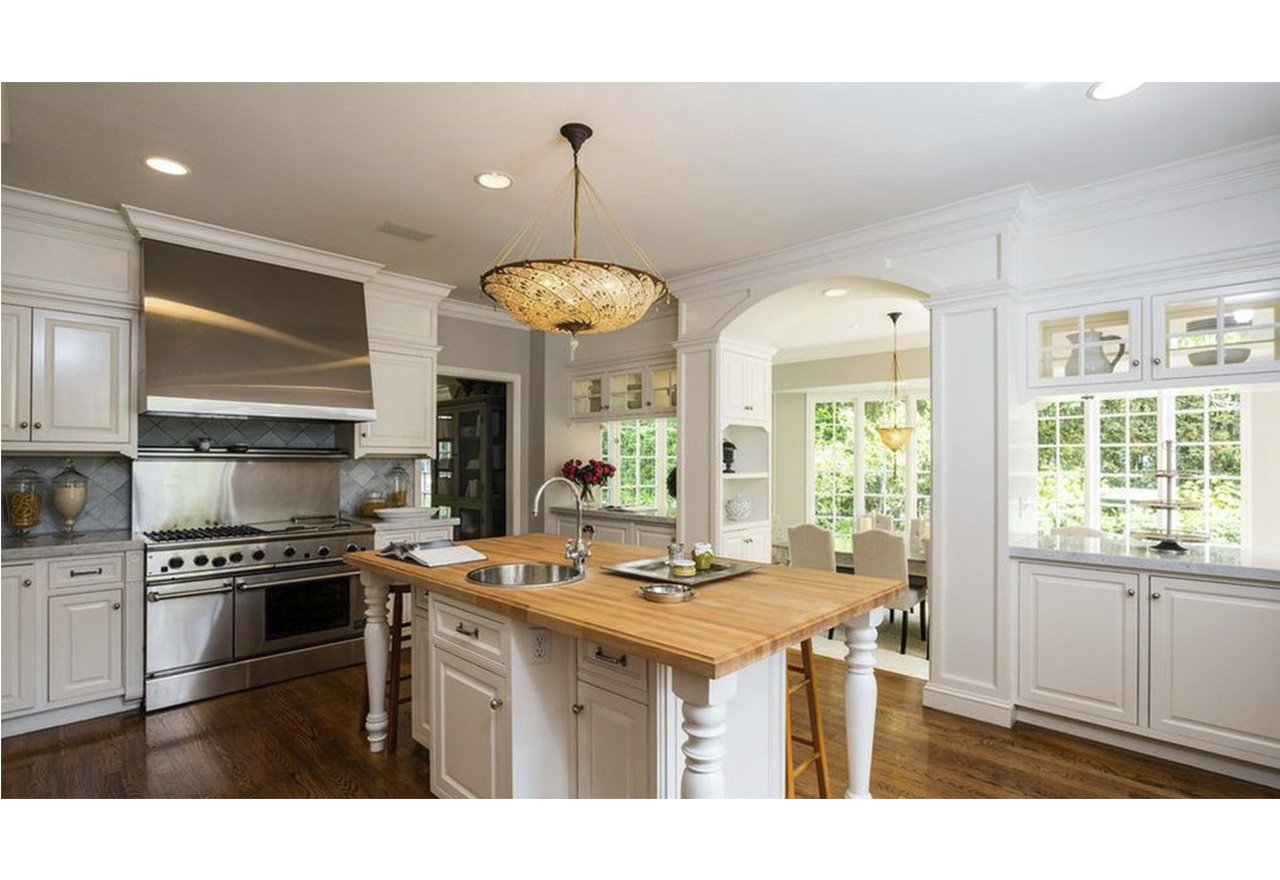 Cocina con isla de la Casa hermanos Jonathan y Drew Scott
