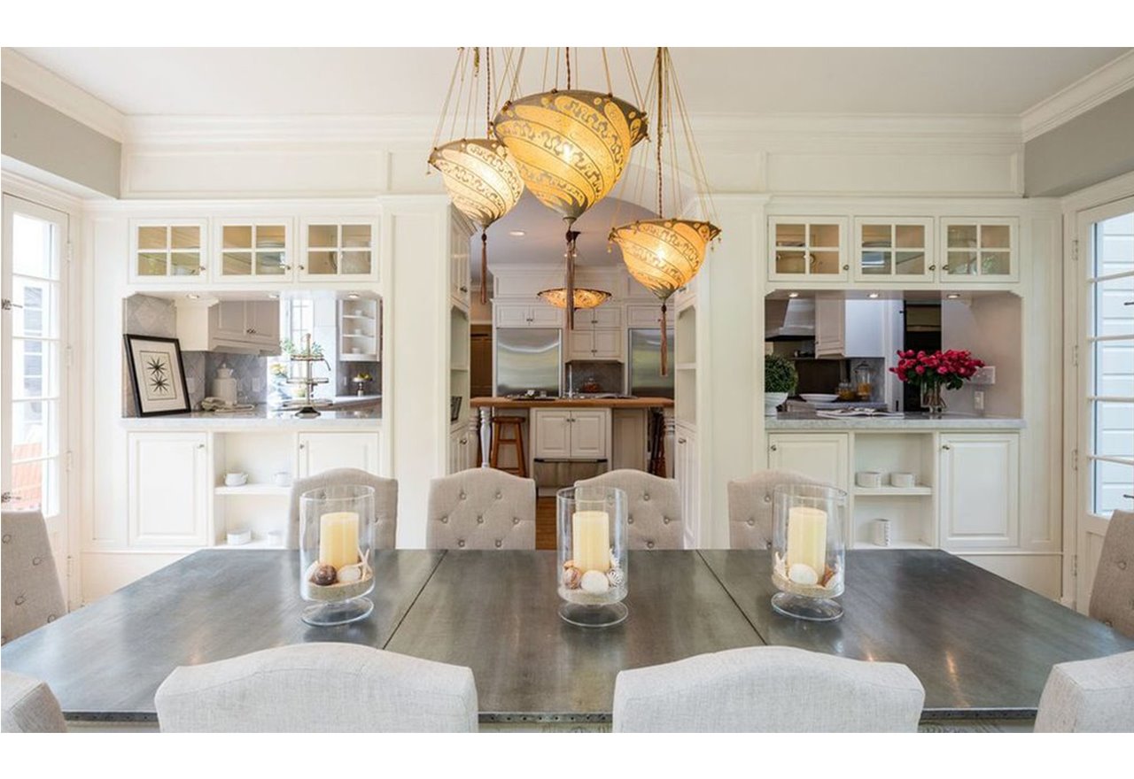 Comedor con vistas a la cocina de la Casa hermanos Jonathan y Drew Scott