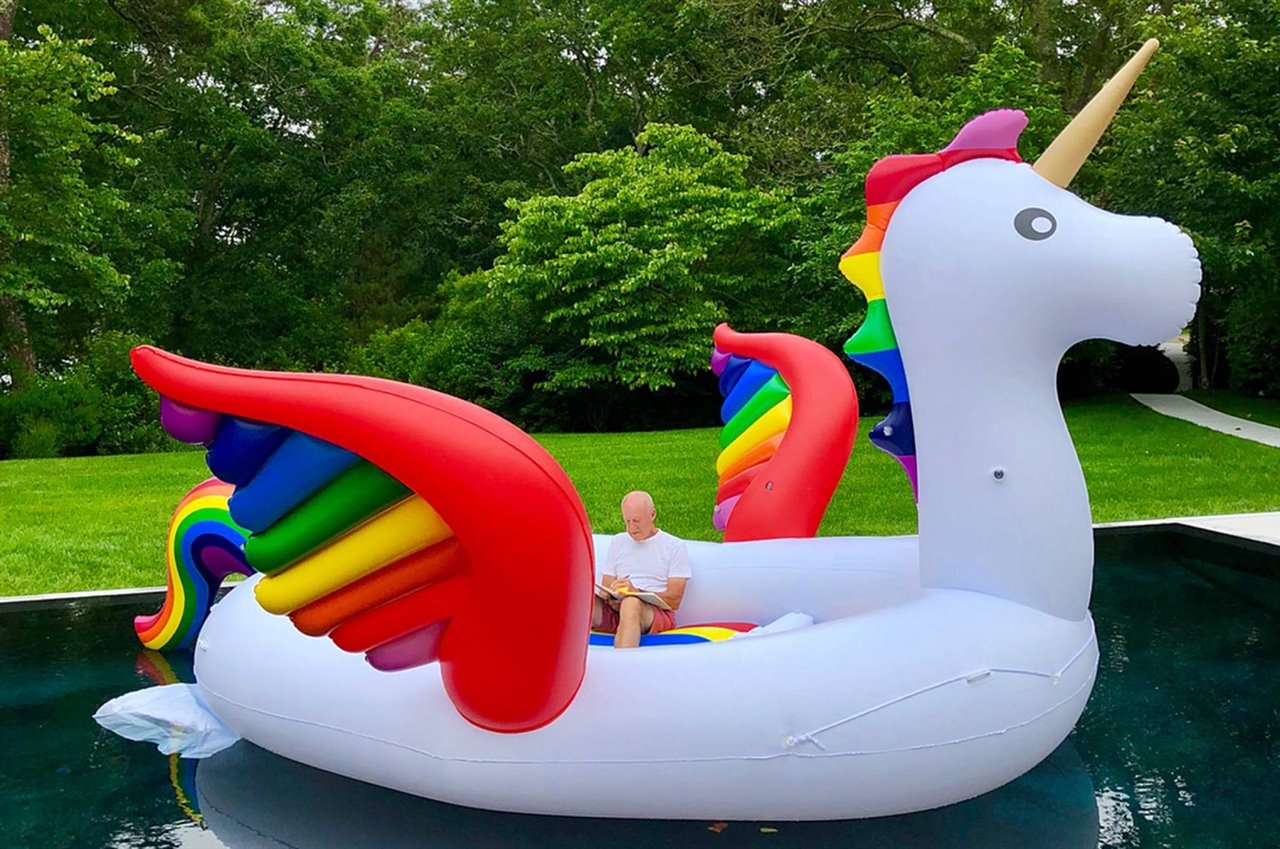 En el verano de 2018 Norman Foster subió a su Instagram esta divertida imagen relajándose en su residencia de Marta's Vineyard, Massachussetts.