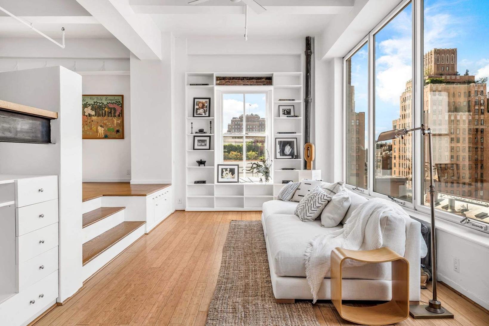 estar con sofa blanco del loft de Susan Sarandon en Nueva York