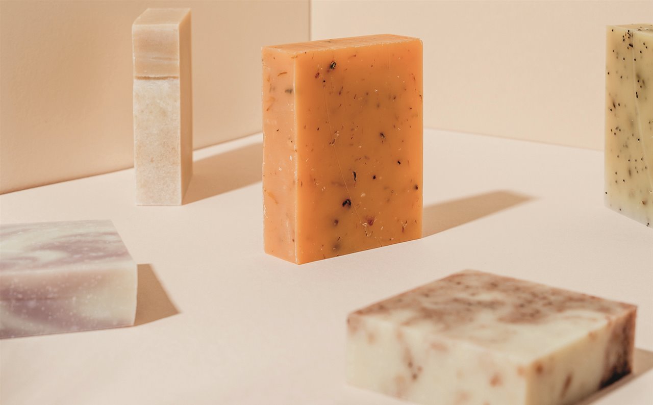 Los productos de limpieza e higiene que cumplen con la normativa de certificación ecológica o Ecolabel son más respetuosos con la salud y el medioambiente.