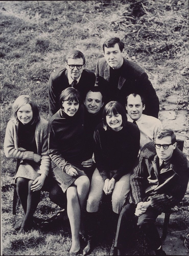 Norman Foster (en la segunda fila, primero por la derecha) y Richard Rogers (en el centro) con el resto de integrantes del estudio Team 4, en una imagen de los años sesenta.