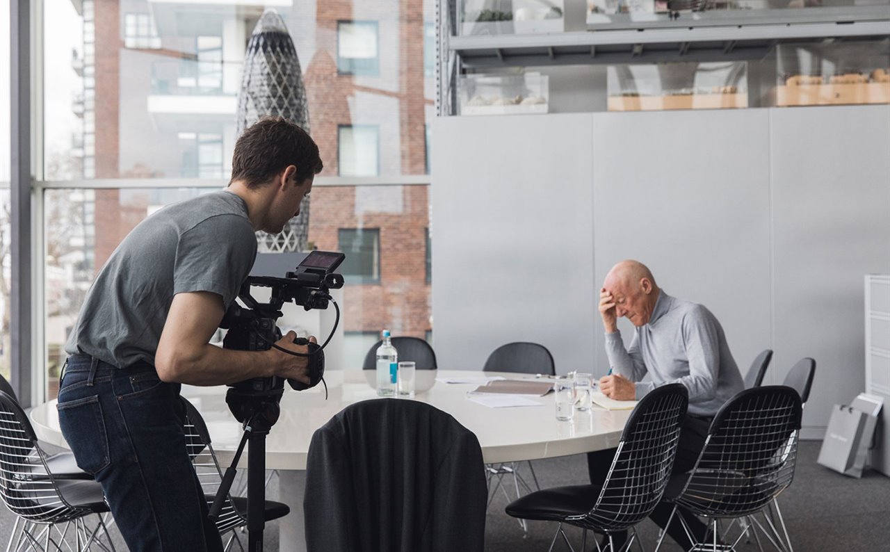 Norman Foster en su estudio de Londres durante la grabación del documental "Conversaciones con Norman Foster" producida por la Fundación Arquia en 2019.