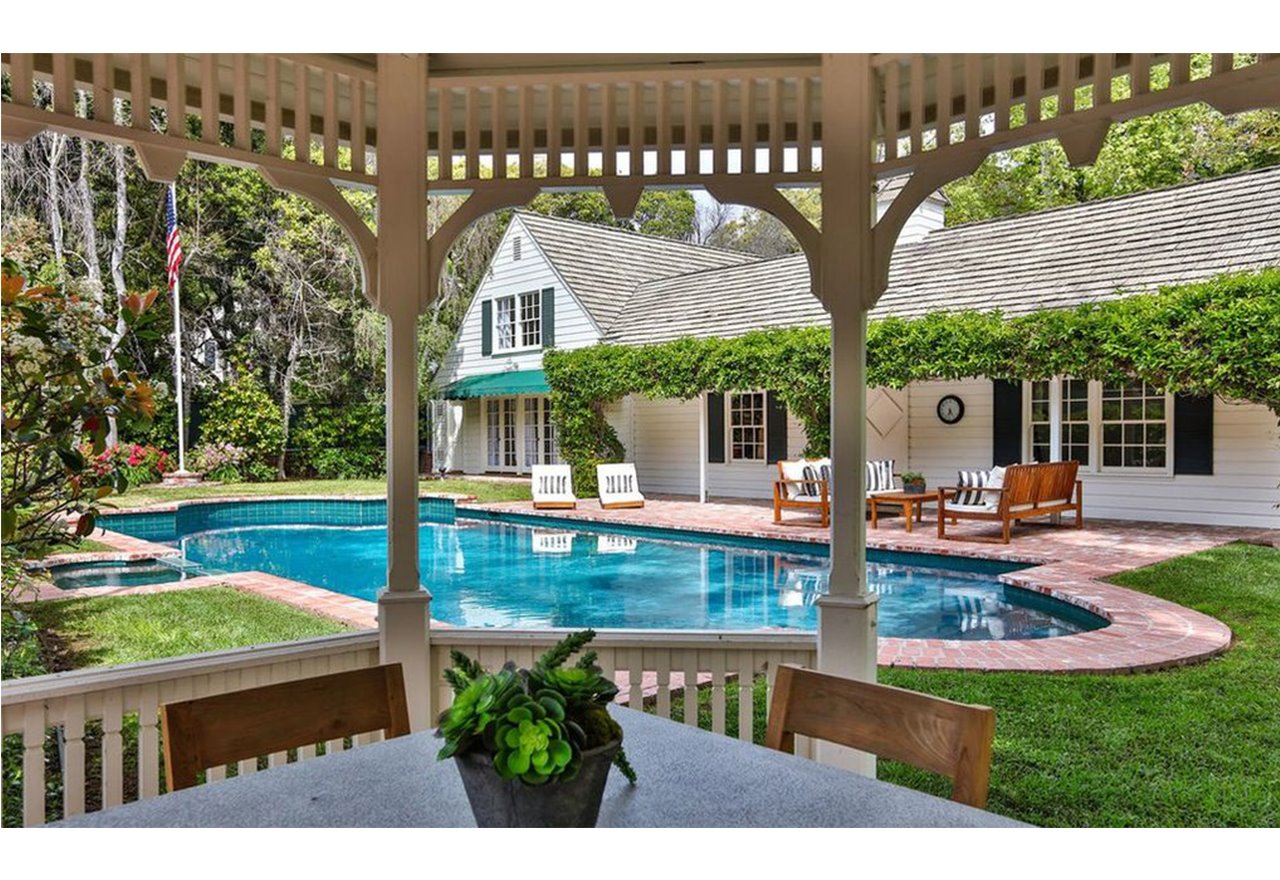 Piscina con pergola de la Casa hermanos Jonathan y Drew Scott