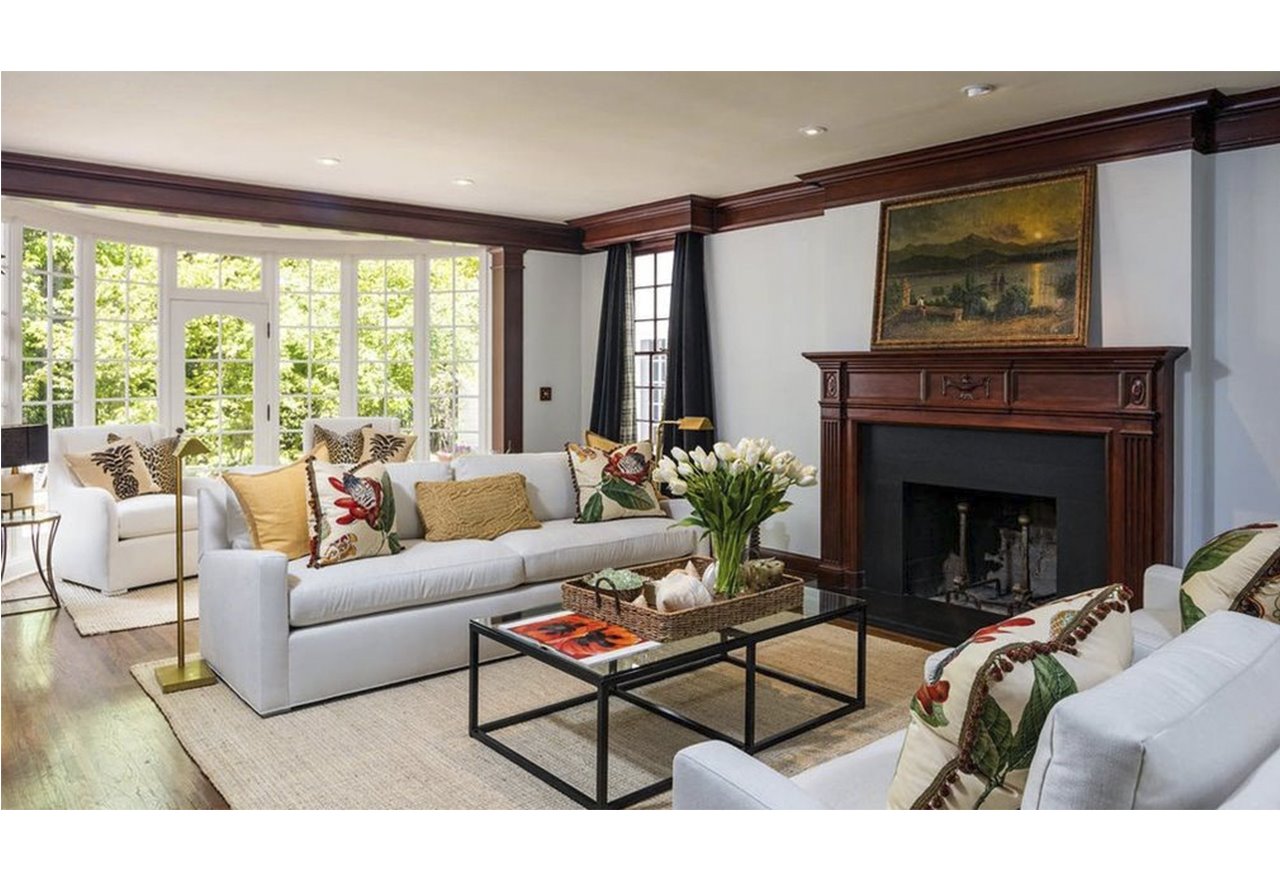 Salon con chimenea de la Casa hermanos Jonathan y Drew Scott