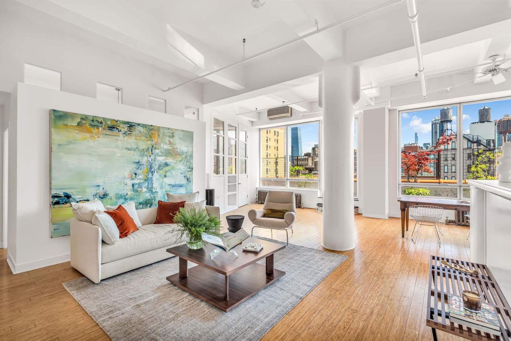 salon con columnas del loft de Susan Sarandon en Nueva York