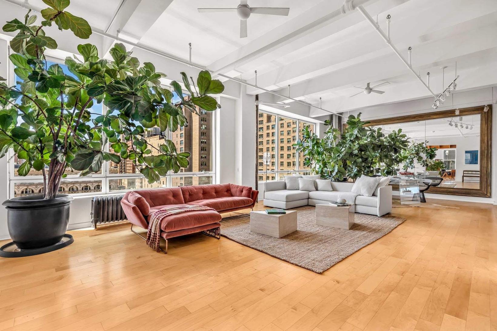 Salon con plantas y suelos de madera del loft de Susan Sarandon en Nueva York