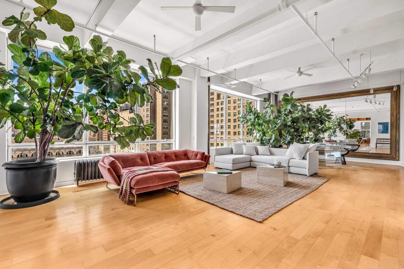 Salon con plantas y suelos de madera del loft de Susan Sarandon en Nueva York