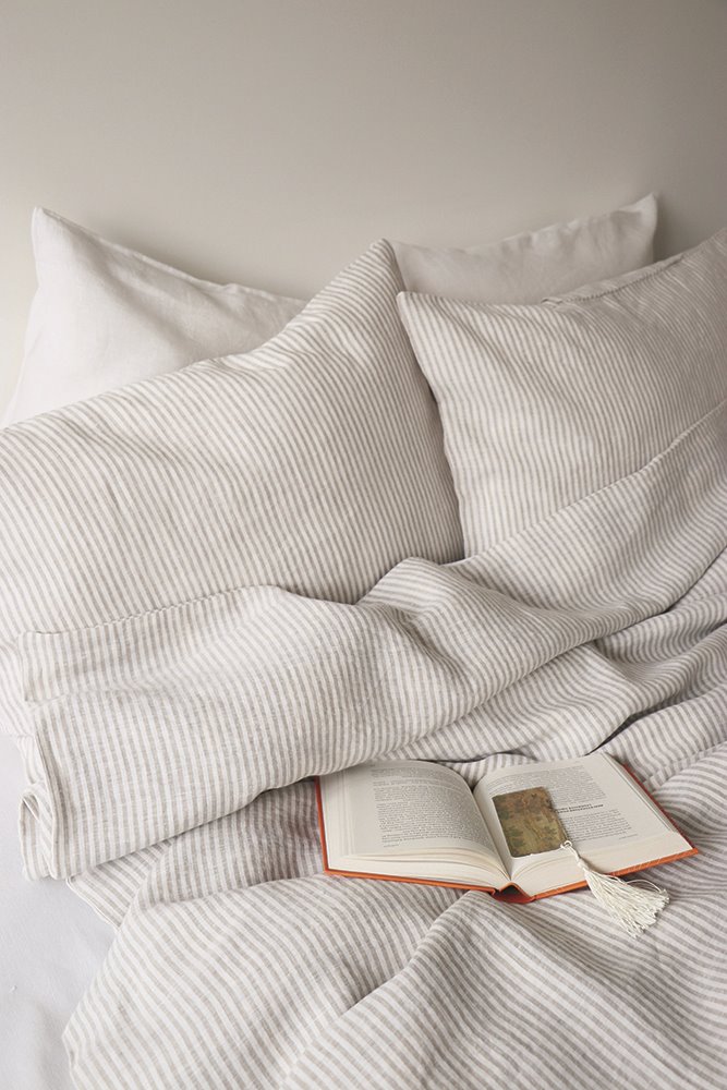 Una buena ventilación en el dormitorio evaporará la humedad corporal acumulada por la noche en la ropa de cama, caldo de cultivo para los gérmenes.