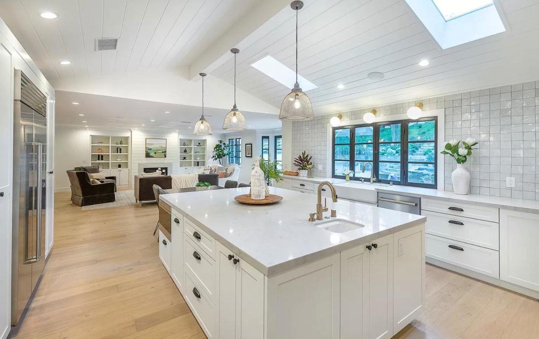 Cocina con isla de la nueva casa de Miley Cyrus