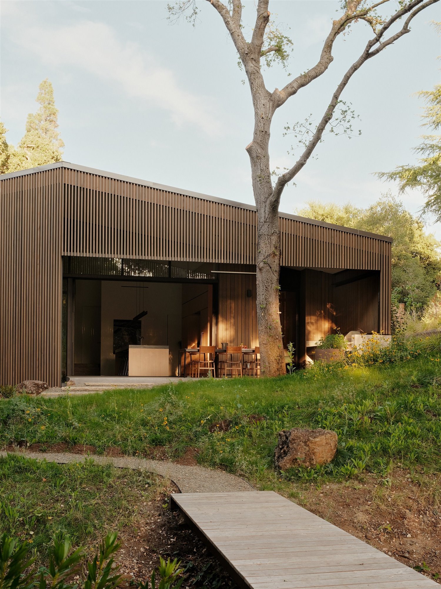 Casa con comedor exterior en mitad del bosque