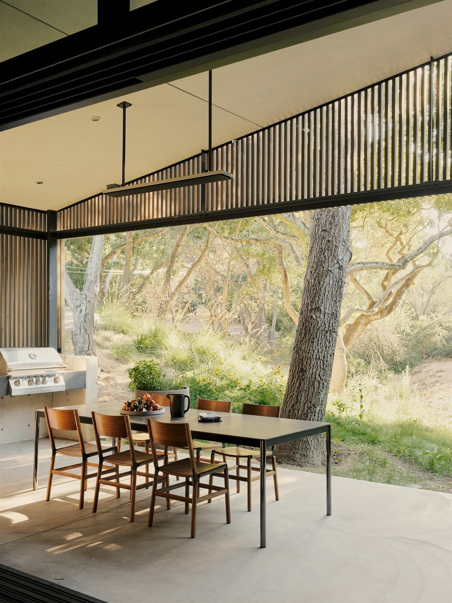 Comedor con porche abierto al bosque