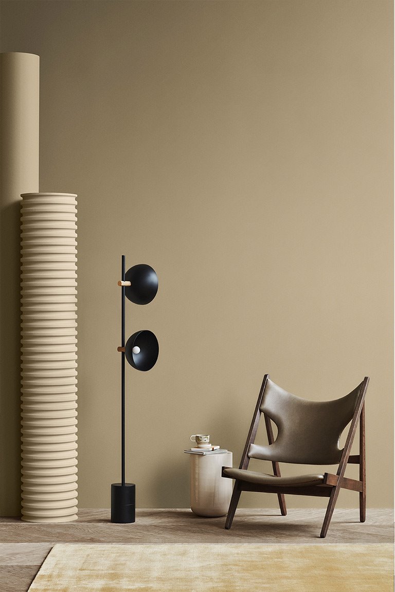 Pared pintada en color ocre con silla de madera